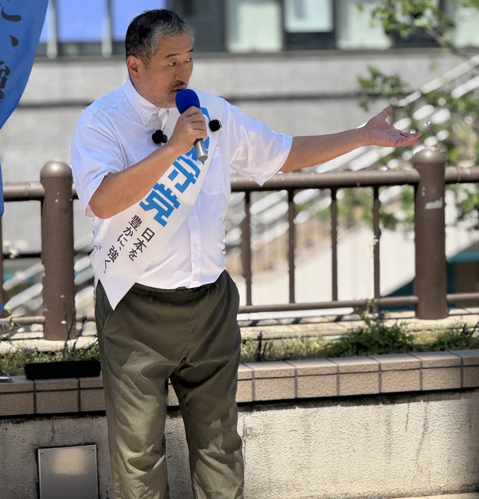 立川駅北口ペデストリアンデッキ「みんなで旗見せ＆辻立ち」
